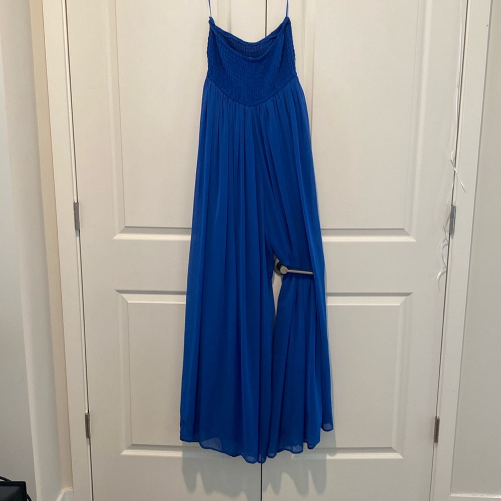 Boutique brand Beautiful flowy strapless tube top pant suit.